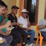 Pokir H. Rusdi hadirkan 18 titik PJU di Banuaran Padang. Gotong royong, kolak ketan, dan keceriaan anak-anak hidupkan tradisi kebersamaan Minangkabau.