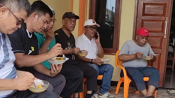 Pokir H. Rusdi hadirkan 18 titik PJU di Banuaran Padang. Gotong royong, kolak ketan, dan keceriaan anak-anak hidupkan tradisi kebersamaan Minangkabau.